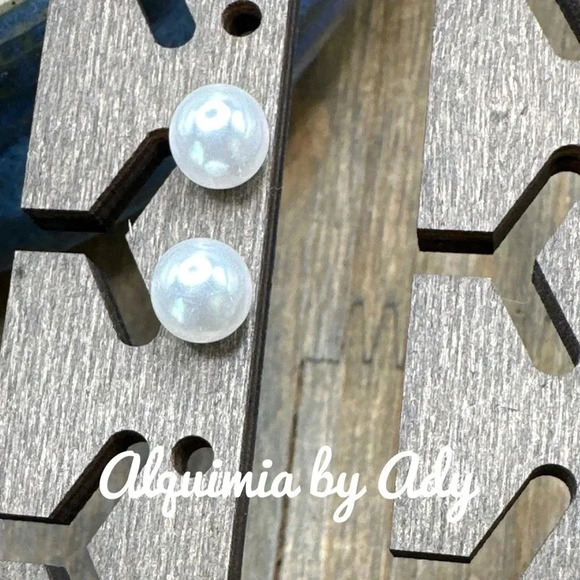 Classic luxury crystal pearl round stud earrings 8mm - Picture 1 of 5